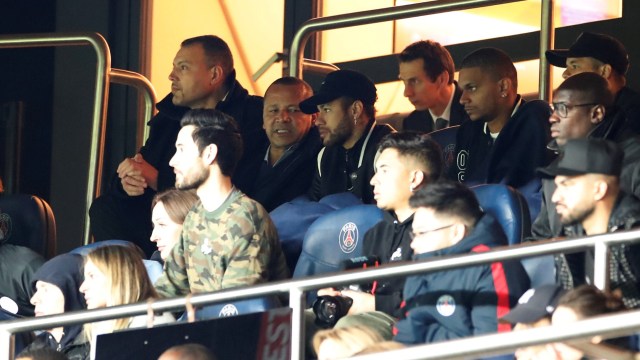 Neymar hanya bisa menonton kala PSG takluk dari Man United di babak 16 besar Liga Champions. Foto: REUTERS/Christian Hartmann