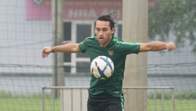 Pemain Timnas U-23 Ezra Walian melakukan sesi latihan di VFF Sport Complex My Dinh, Hanoi, Sabtu, (23/3). Foto: Nugroho Sejati/kumparan