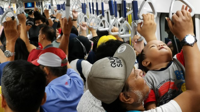 Warga mengikuti uji coba publik pengoperasian MRT (Mass Rapid Transit) fase I koridor Lebak Bulus - Bundaran HI di Jakarta, Sabtu (23/3). Foto: ANTARA FOTO/Fanny Octavianus