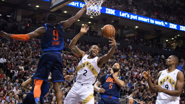Jerami Grant (kiri) menghalangi Kawhi Leonard yang hendak mencetak angka. Foto: USA Today/Reuters/Nick Tuchiaro