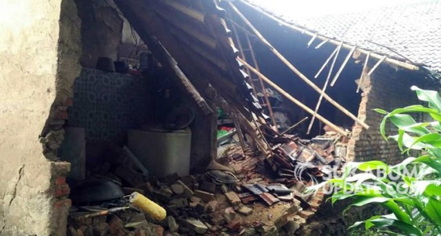 Dapur milik warga Kampung Ciloa RT 02/05, Desa Ciwaru, Kecamatan Ciemas, Kabupaten Sukabumi, ambruk. | Sumber Foto:Istimewa.