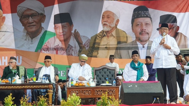 Gubernur Banten Wahidin Halim (kanan) memberikan sambutan di Harlah PWNU Banten, di Tangerang, Sabtu (23/3). Foto: Rafyq Panjaitan/kumparan