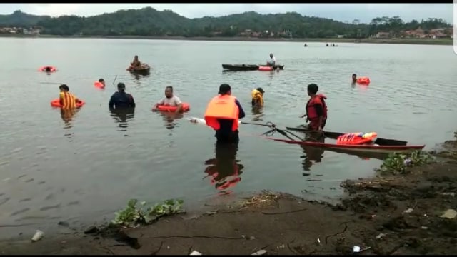 Tim SAR gabungan saar mencari korban tenggelam di Waduk Penjalin Paguyangan, Brebes, Sabtu (23/3). (Foto: Reza Abineri)
