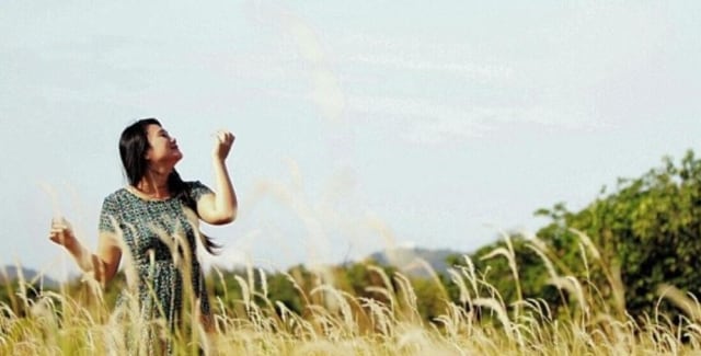 Kebahagiaan dapat mengurangi risiko terkena sakit maag. Foto: Daddy Cavalero