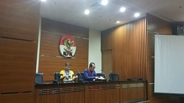 Wakil Ketua KPK Saut Situmorang (kanan) saat menggelar konferensi pers terkait dugaan suap proyek di PT Krakatau Steel. Foto: Adhim Mugni Mubaroq/kumparan