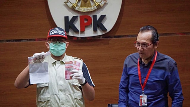 Penyidik KPK bersama Wakil Ketua KPK, Saut Situmorang menunjukkan barang bukti berupa uang sebesar Rp 20 juta pada konferensi pers terkait OTT Krakatau Steel di Gedung KPK. Foto: Fanny Kusumawardhani/kumparan