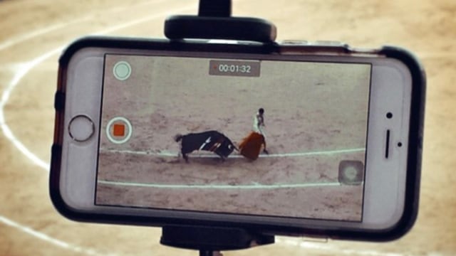 Serorang torero memancing amarah banteng dengan menggunakan kain merah (Foto: dok Ribka L.P.)