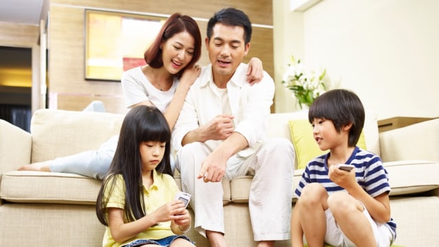 Ilustrasi bermesraan di depan anak. Foto: Shutterstock