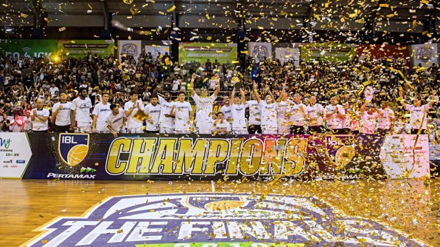Tim basket Stapac Jakarta merayakan kemenangan seusai pertandingan kedua Final IBL Pertamax 2018-2019 di GOR Ctra, Bandung. Foto: Antara/M Agung Rajasa