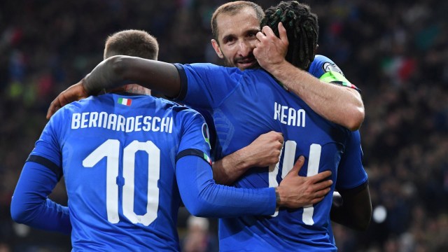 Chiellini dan Bernardeschi merayakan gol Kean. Foto: REUTERS/Jennifer Lorenzini