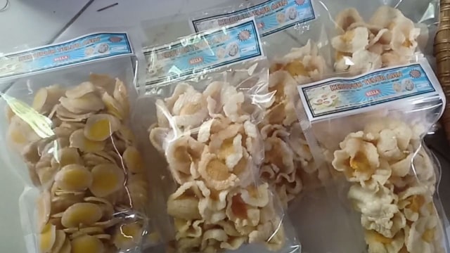 Kerupuk telur asin asli Brebes. (Foto: Fajar Eko Nugroho)