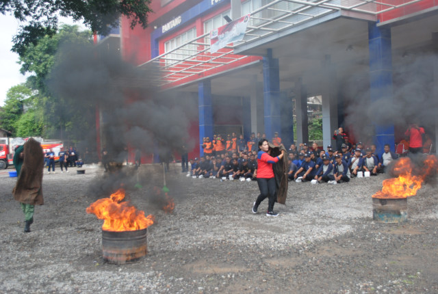 Sekitar 100 orang peserta mengikuti lomba dalam rangka HUT ke-100 Dinas Pemadam Kebakaran (Damkar) Kota Solo pada Sabtu (23/3/2019). (Tara Wahyu N.V.) 