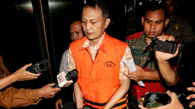 Direktur Teknologi dan Produksi PT Krakatau Steel (Persero) Wisnu Kuncoro mengenakan rompi tahanan seusai menjalani pemeriksaan di Gedung KPK, Jakarta, Sabtu (23/3/2019). Foto: ANTARA FOTO/Rivan Awal Linggaa