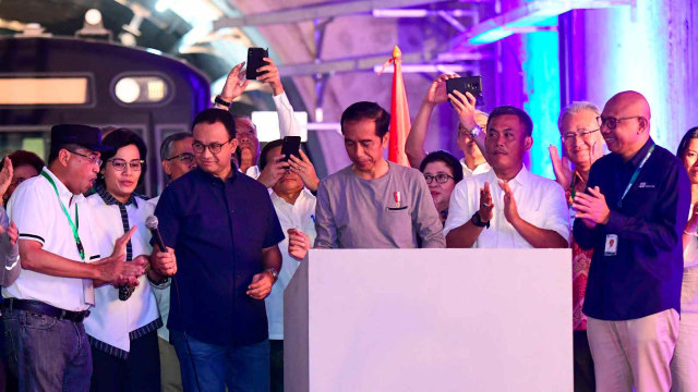 Presiden Joko Widodo (ketiga kanan) disaksikan Menteri Perhubungan Budi Karya Sumadi (kiri), Menteri Keuangan Sri Mulyani (kedua kiri), Gubernur DKI Jakarta Anies Baswedan (ketiga kiri), Ketua DPRD DKI Prasetyo (kedua kanan) dan Direktur Utama MRT Jakarta William Sabandar (kanan) menandatangani prasasti saat meresmikan MRT Jakarta fase I di Stasiun Bundaran HI, Jakarta, Minggu (24/3/2019). Foto: ANTARA FOTO/Hafidz Mubarak A