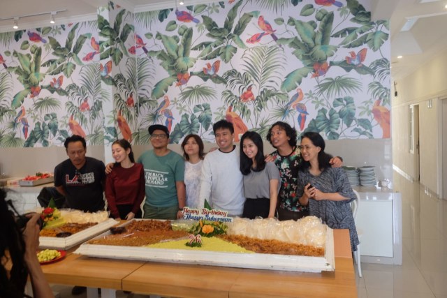 Para pemain film Yowis Ben 2 saat berada di Hotel Victoria Boutique Residence (foto dokumen).