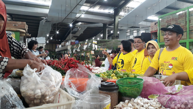 Relawan Golkar Jokowi atau Goyang Jogja (GoJo) saat lakukan blusukan di Pasar Kranggan, Yogyakarta, Minggu (24/3/2019). Foto: ken.