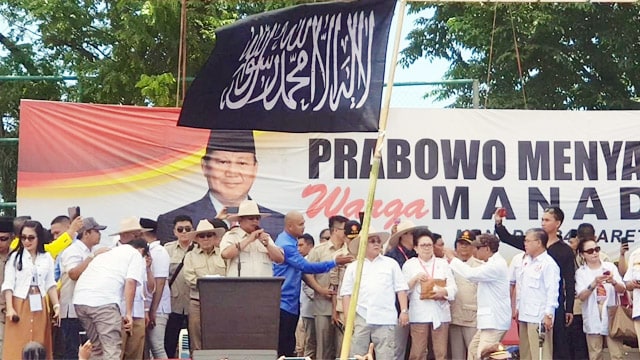 Calon Presiden nomor urut 02, Prabowo Subianto saat melakukan orasi di Lapangan Ternate Baru, Kelurahan Ketang Baru Kecamatan Singkil, Kota Manado, Minggu (24/3). Prabowo mengatakan jika dirinya lahir dari rahim ibu nasrasi sehingga tidak mungkin mendukung islam radikal