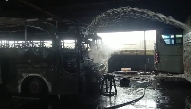 Deretan bus Dedy Jaya yang terbakar di Garasi Cimohong Bulakamba, Brebes.