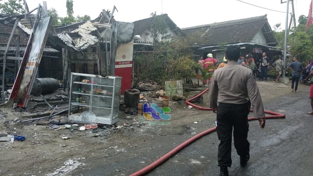 POM mini milik Kasnur (43), warga Desa Pengkol RT 013 RW 002 Kecamatan Tambakrejo Kabupaten Bojonegoro, yang terbakar Minggu (24/03/2019)