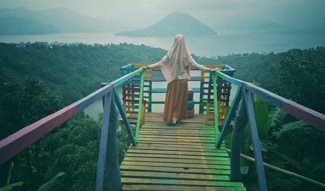 Puncak Ngade dengan latar pulau Maitara. (Foto: Rajif Duchlun/cermat)