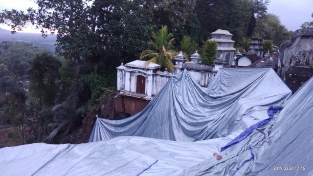 Kondisi kompleks Makam Raja-raja Imogiri yang dipasang terpal, Senin (25/3/2019). Foto: Istimewa.