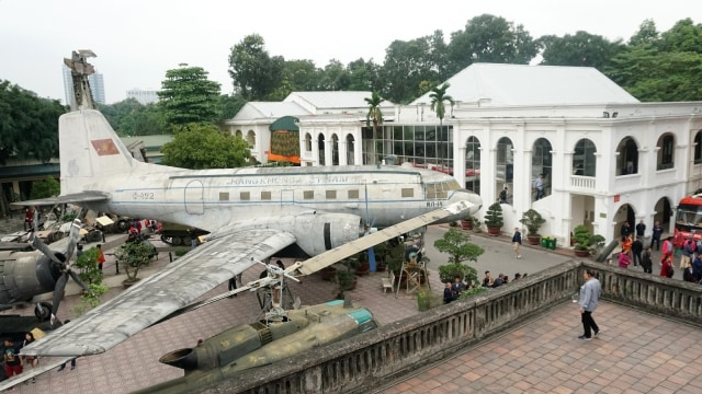 Pesawat tempur bekas perang yang dipajang di halaman Museum Sejarah Militer Vietnam di Hanoi, Vietnam, Senin (25/3). Foto: Nugroho Sejati/kumparan