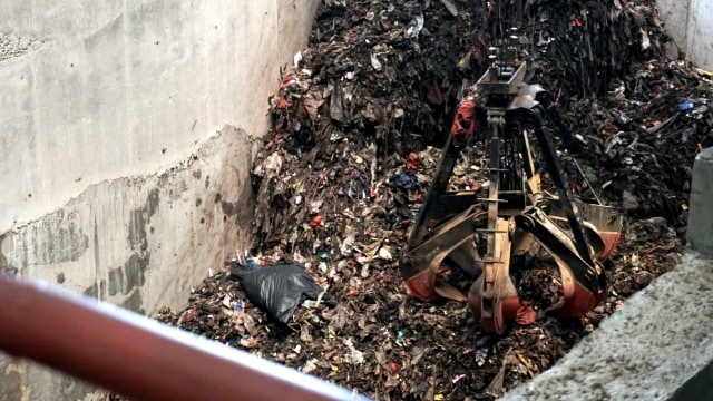 Tumpukan sampah yang akan dioleh di PLTSa TPA Bantar Gebang, Bekasi. Foto: Iqbal Firdaus/kumparan