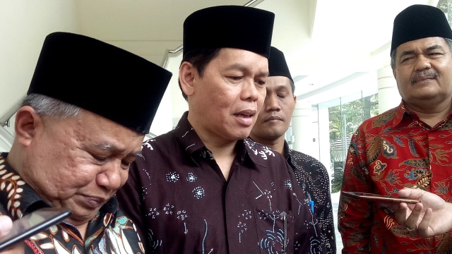 Wasekjen MUI Amirsyah Tambunan (tengah) di Kantor Wapres, Senin (25/3). Foto: Nadia Riso/kumparan