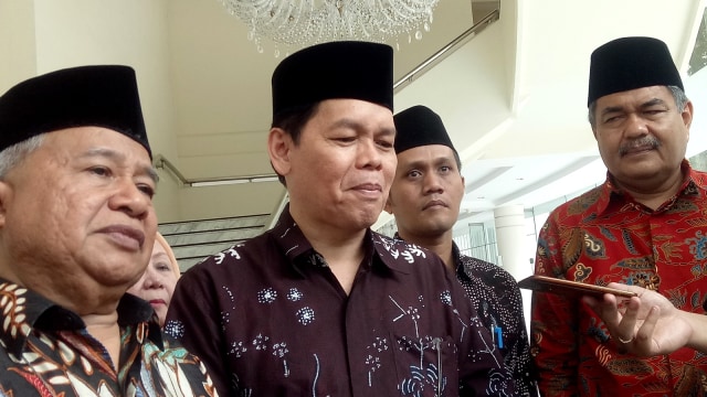 Wasekjen MUI Amirsyah Tambunan (tengah) di Kantor Wapres, Senin (25/3). Foto: Nadia Riso/kumparan