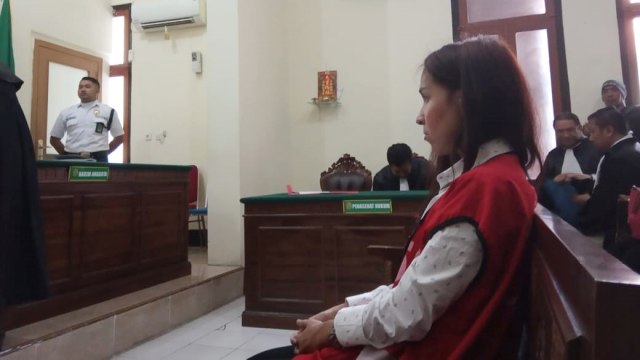 Muncikari Endang Suhartini alias Siska menjalani sidang dakwaan kasus prostitusi online yang melibatkan Vanessa Angel. Foto: Yuana Fatwalloh/kumparan