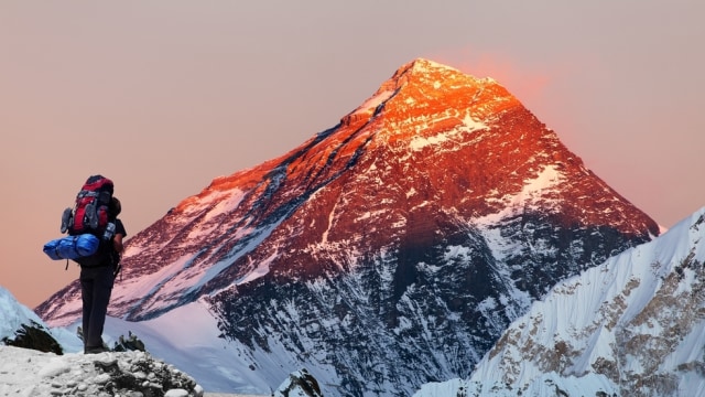 Pendaki melihat puncak Gunung Everest dari Gokyo Valley saat sore hari Foto: Shutter Stock