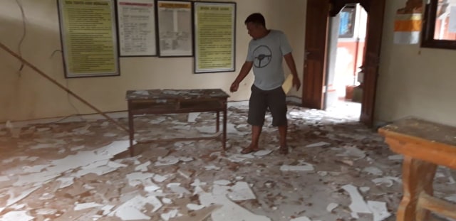 Sisa reruntuhan plafon yang jebol di SDN 2 Pejeng Kangin, Tampaksiring, Gianyar, Senin (25/3) - kanalbali/KR11