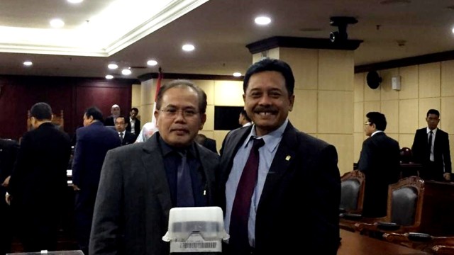 Wakil Ketua MK terpilih, Aswanto (kiri), bersama I Dewa Gede Palguna, kandidat yang mengundurkan diri. Foto: Muhammad Darisman/kumparan