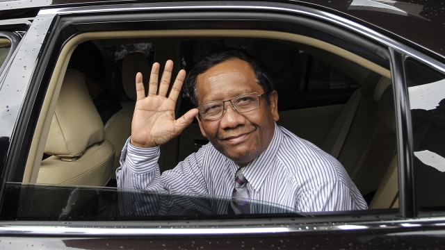 Mantan Ketua Mahkamah Konstitusi (MK) Mahfud MD melambaikan tangan seusai melakukan pertemuan di gedung KPK. Foto: ANTARA FOTO/Dhemas Reviyanto