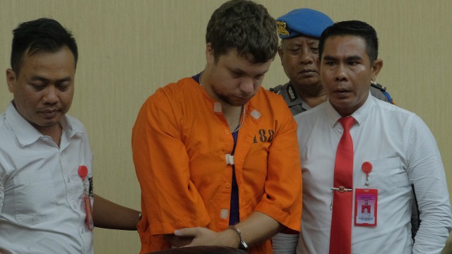 Zhestkov Andrei (tengah) warga negara Rusia pelaku penyelundupan orangutan. Foto: ANTARA FOTO/Nyoman Hendra Wibowo