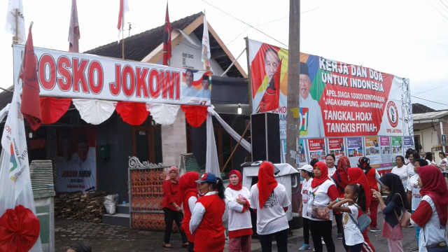 Antusiasme warga dalam mengikuti acara deklarasi Kampung Jokowi. (Agung Santoso)