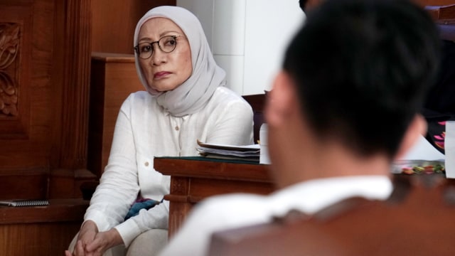 Ratna Sarumpaet saat mendengarkan keterangan saksi, pada sidang dengan agenda pemeriksaan saksi, di Pengadilan Negeri Jakarta Selatan. Foto: Iqbal Firdaus/kumparan