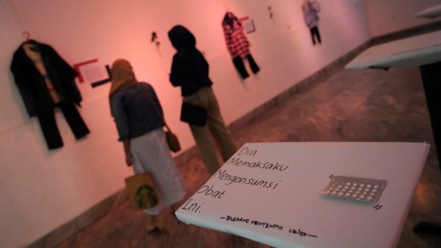 Pameran 'Pakaian Penyintas Kekerasan Seksual' yang diselenggarakan Woman March Bandung di Gedung Indonesia Menggugat, Jalan Perintiskemerdekaan, Bandung, Minggu (24/3). (Foto-foto: Agus Bebeng/Bandungkiwari)