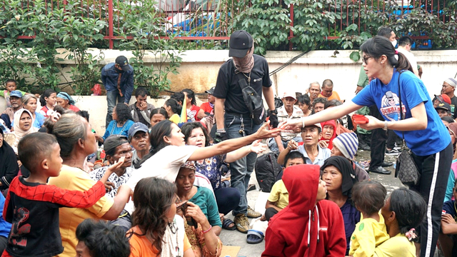 Ilustrasi memberi uang ke pengemis. Foto: Nugroho Sejati/kumparan
