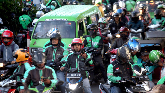 Pengemudi ojek online (ojol) menunggu penumpang. Foto: ANTARA FOTO/Yulius Satria Wijaya