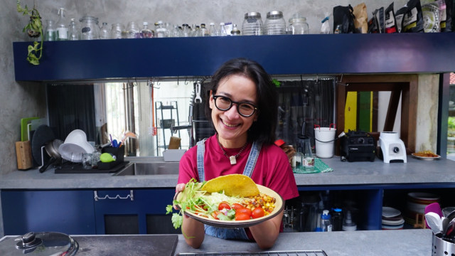 Yoesi Ariyani saat menyajikan makanan vegan di kediamannya di Jalan Batu Merah, Pejaten Timur, Jakarta, Selasa, (26/3). Foto: Dicky Adam Sidiq/kumparan