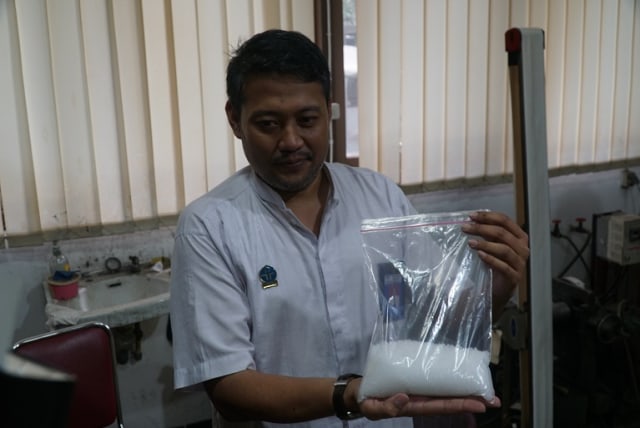 Peneliti LIPI menunjukkan hasil penelitian bioplastik dari bahan singkong. (Ananda Gabriel)