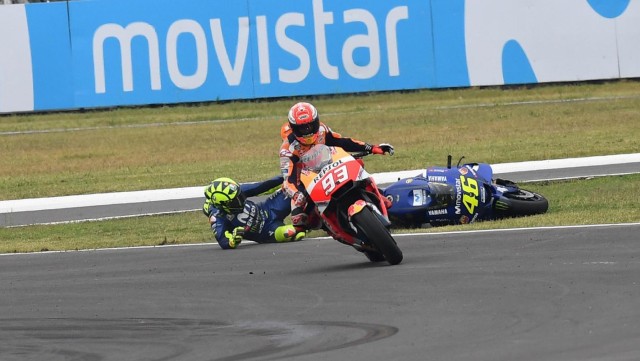 Momen insiden Marc Marquez dan Valentino Rossi pada MotoGP Argentina 2018 Foto: twitter/motogp