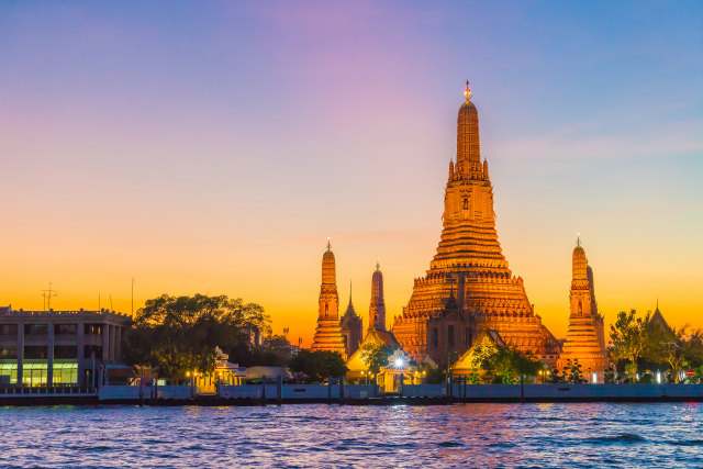 Kuil Wat Arun di Bangkok, Thailand. Photo oleh topntp26. Sumber: <a href="https://www.freepik.com/free-photos-vectors/background">Background photo created by topntp26 - www.freepik.com</a>