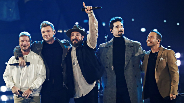 Aksi Backstreet Boys di panggung Musik iHeartRadio, Los Angeles, California, Amerika Serikat. Foto: Reuters/Mario Anzuoni