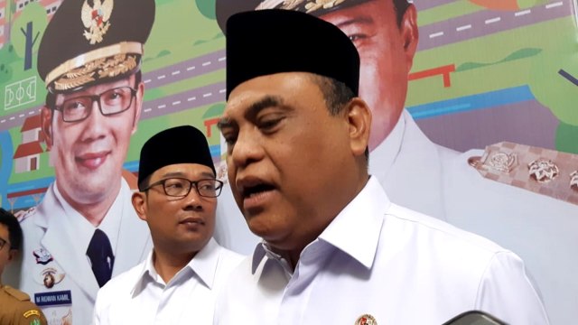 Menteri Pendayagunaan Aparatur Negara dan Reformasi Birokrasi, Syafrudin (kanan). Foto: Rachmadi Rasyad/kumparan