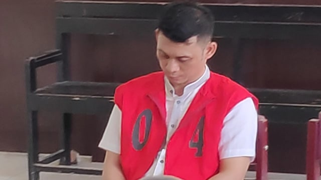 Terdakwa kasus penyalahgunaan narkotika jenis Sabu saat mendengarkan putusan vonis oleh Majelis Hakim PN Palu, Selasa (26/3/19). Foto: PaluPoso/Ikram