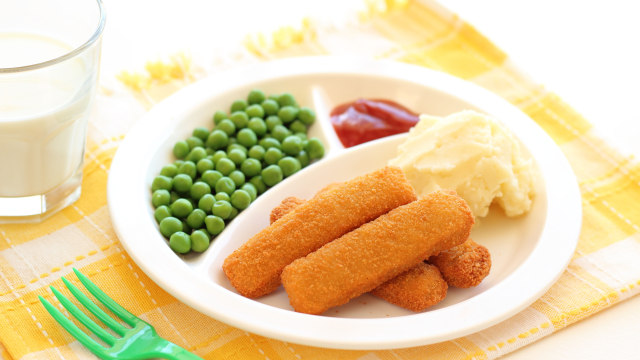 Fish Finger yang gurih cocok untuk jadi menu sarapan maupun bekal sekolah anak Foto: Shutterstock