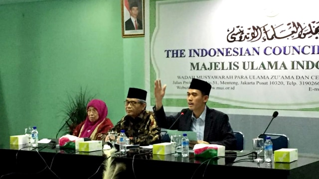 Ketua MUI yang membidangi fatwa Prof.Dr.Hj Huzaemah (kiri) bersama Ketua Komisi Fatwa MUI Indonesia Hasan Huesein Abdul Fatah (tengah), dan Sekretaris Komisi Fatwa MUI Asrorun Niam Sholeh (kanan) ketika membuka FGD terkait isu keterkaitan game PUBG dengan peristiwa teror, di Kantor MUI, Selasa (26/3). Foto: Andesta Herli Wijaya/kumparan