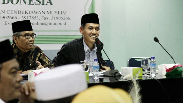 Sekretaris Komisi Fatwa MUI Asrorun Niam Sholeh (tengah) ketika membuka FGD terkait isu keterkaitan game PUBG dengan peristiwa teror di Kantor MUI, Selasa (26/3). Foto: Helmi Afandi/kumparan